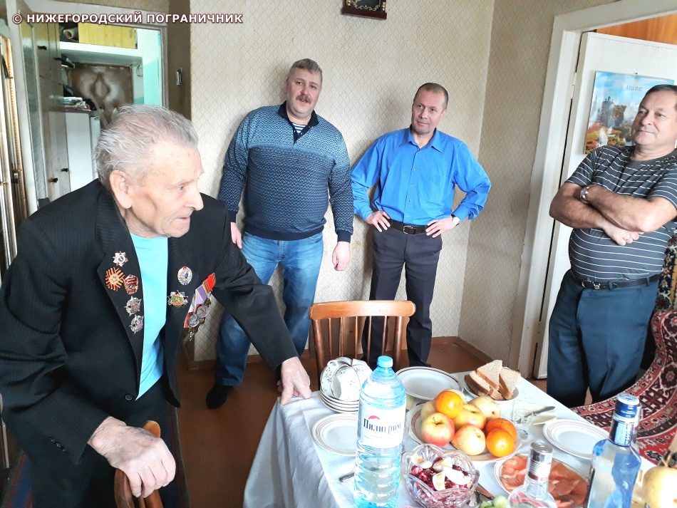На фото Федотов В., Малыгин В., Гаврилов Н., Андронов С. и внучка ветерана Лилия Данилина.
