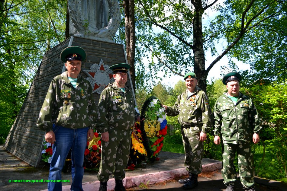 Возложение венков к памятнику погибшим войнам