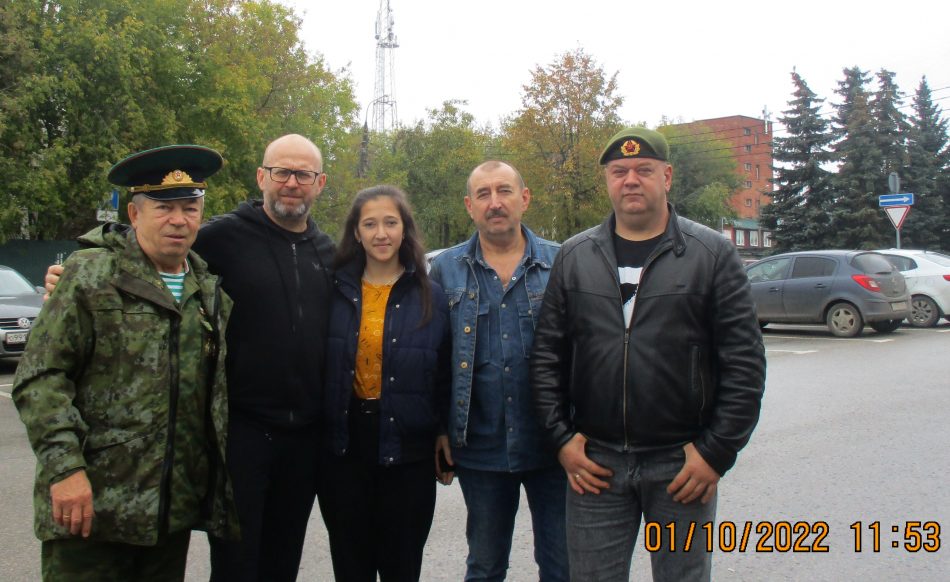 Трое в центре - делегация с Донбасса.