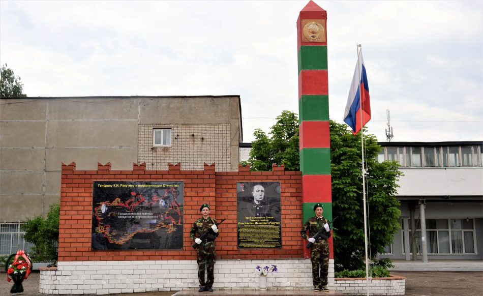 Памятник Герою Советского Союза генерал-майору Константину Ивановичу Ракутину (р. п. Вача, Вачский район Нижегородской области)